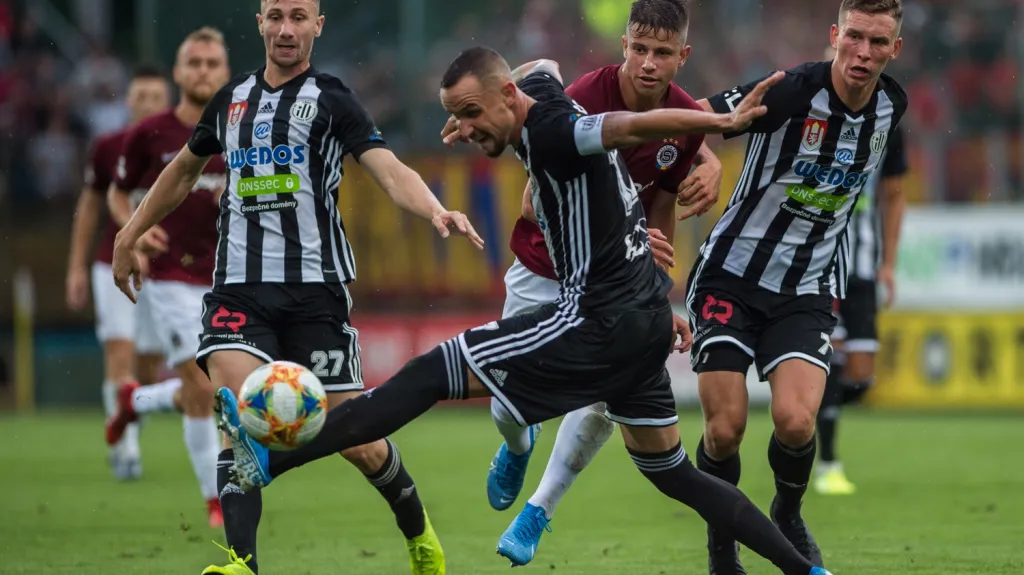 Adam Hložek v souboji s obránci Českých Budějovic