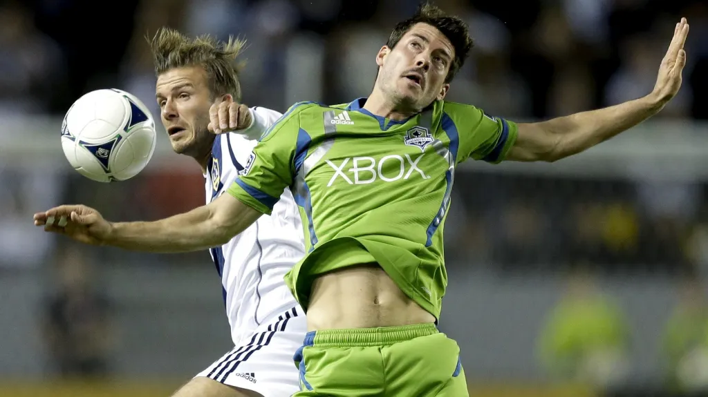 David Beckham v souboji s hráčem Seattlu Bradem Evansem