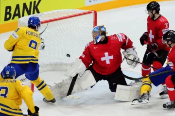 Útočník Švédska Filip Forsberg střílí vítězný gól