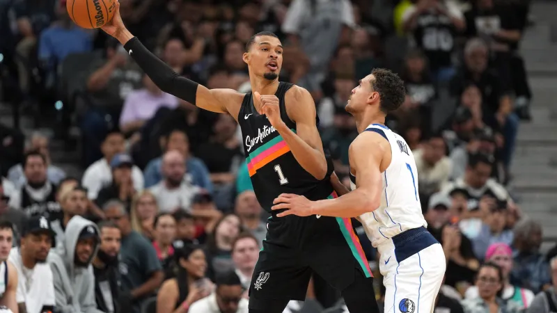 Victor Wembanyama ze San Antonia v držení míče