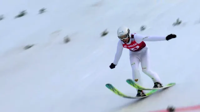 Skok Romana Koudelky na velkém můstku ve Wisle