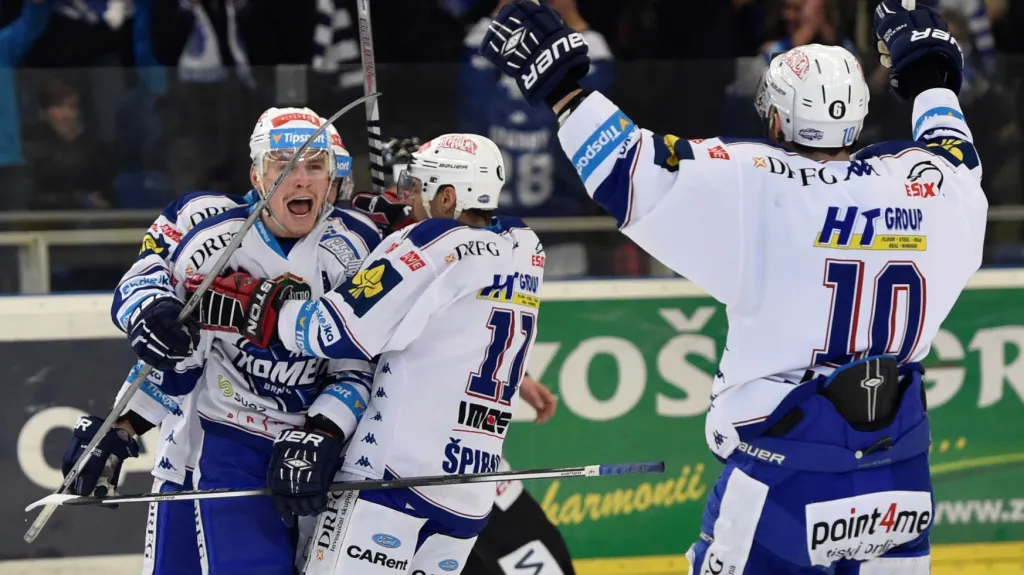 Jan Káňa (vlevo) se raduje z vítězné branky společně se spoluhráči z Komety Brno