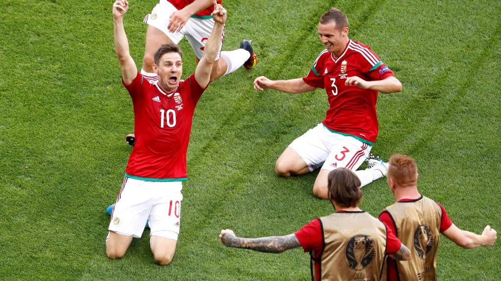 Slavící Zoltán Gera se spoluhráči