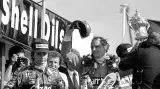 Niki Lauda slaví vítězství v britské Velké ceně v roce 1982