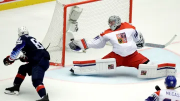 Američan Cam Atkinson překonává Pavla Francouze v české brance