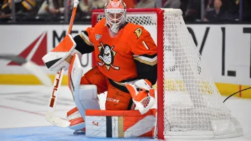 Sestřih zákroků Dostála v uplynulém týdnu NHL