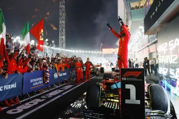 Carlos Sainz oslavuje výhru v Singapuru