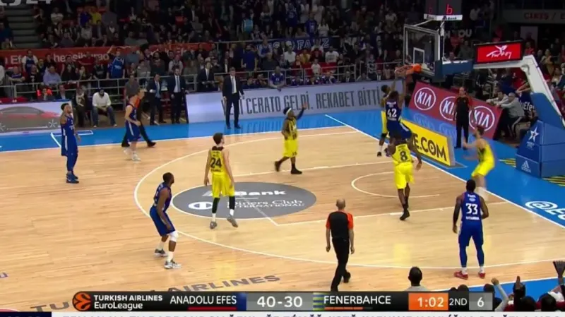 Veselý se trápil a Fenerbahce podlehlo v derby Anadolu Efes