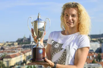 Kateřina Siniaková s pohárem vítězky debla Wimbledonu