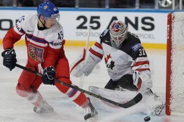 Radim Šimek se snaží překonat Calvina Pickarda z Kanady