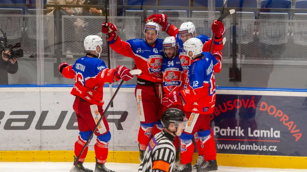 Hokejisté Poruby oslavují gól
