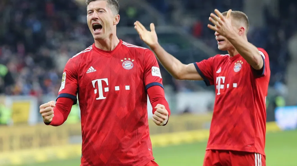 Robert Lewandowski se raduje z branky