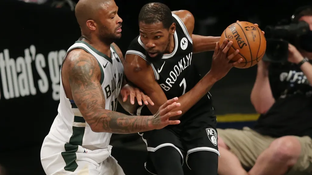 Kevin Durant (vpravo) z Brooklynu v utkání s Milwaukee