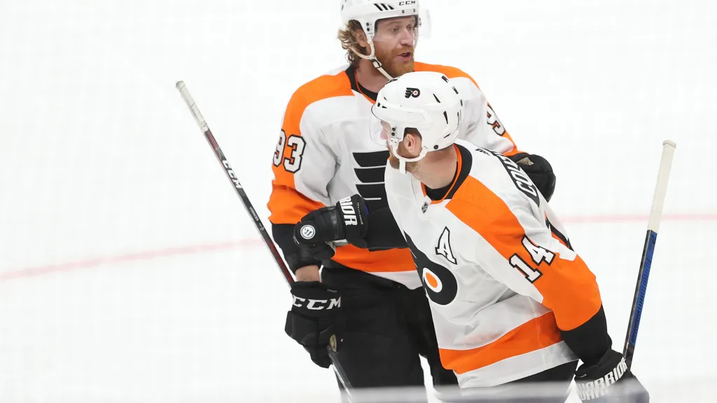 Jakub Voráček a Sean Couturier oslavují gól Philadelphie v utkání NHL