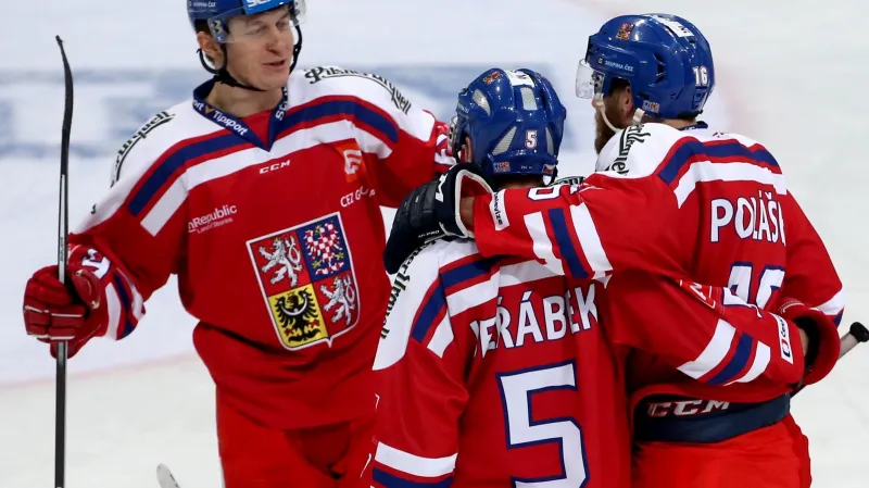 Lukáš Radil (vlevo) se raduje se spoluhráči