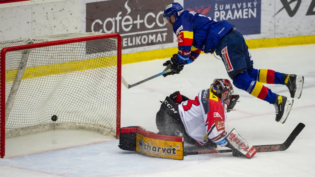 Jiří Novotný ve skoku skóruje proti Dominiku Frodlovi