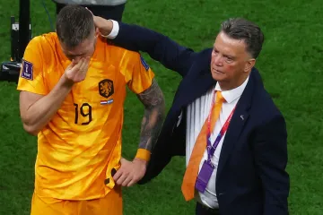 Nizozemský trenér Louis van Gaal utěšuje Wouta Weghorsta po vyřazení