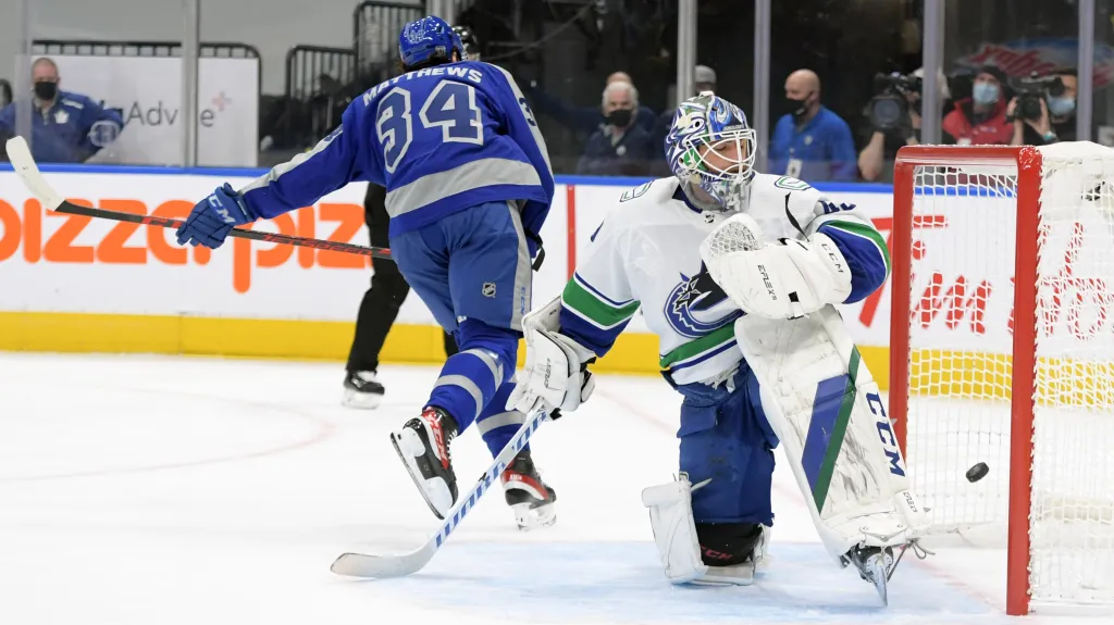 Auston Matthews z Toronta právě překonal brankáře v utkání NHL