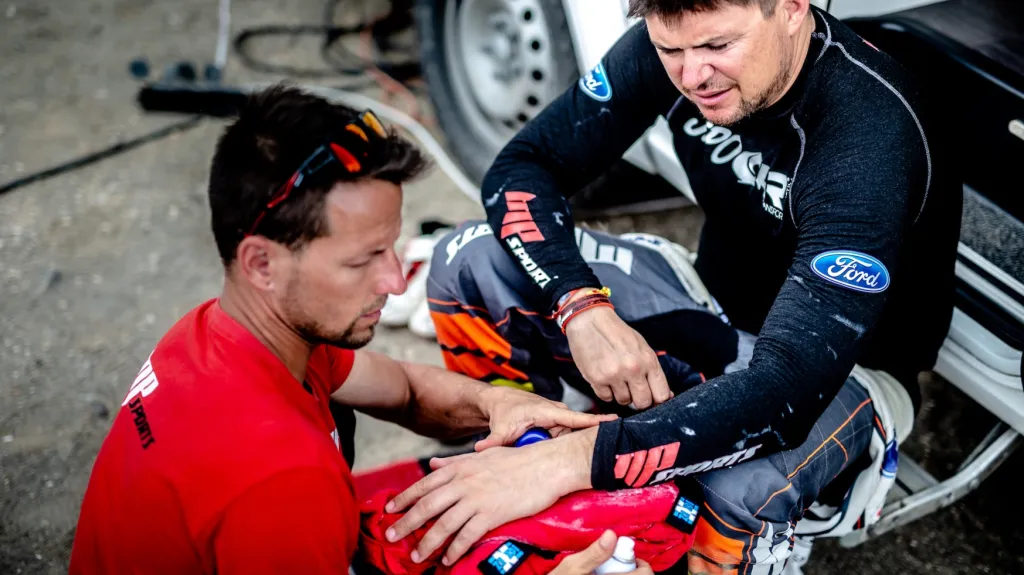 Martina Prokopa (vpravo) sužují na Dakaru zdravotní problémy