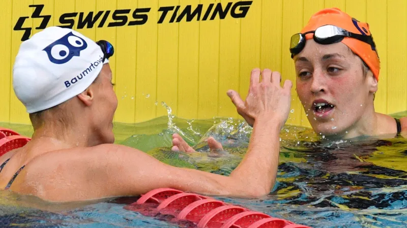 Anika Apostalonová (vpravo) přijímá gratulace od Simony Baumrtové