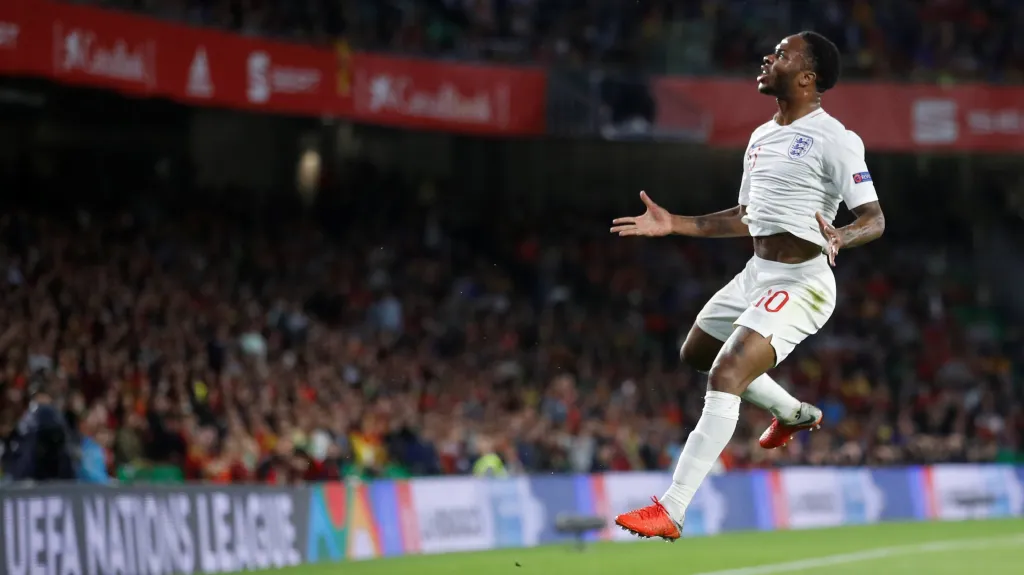Raheem Sterling slaví vstřelený gól proti Španělsku