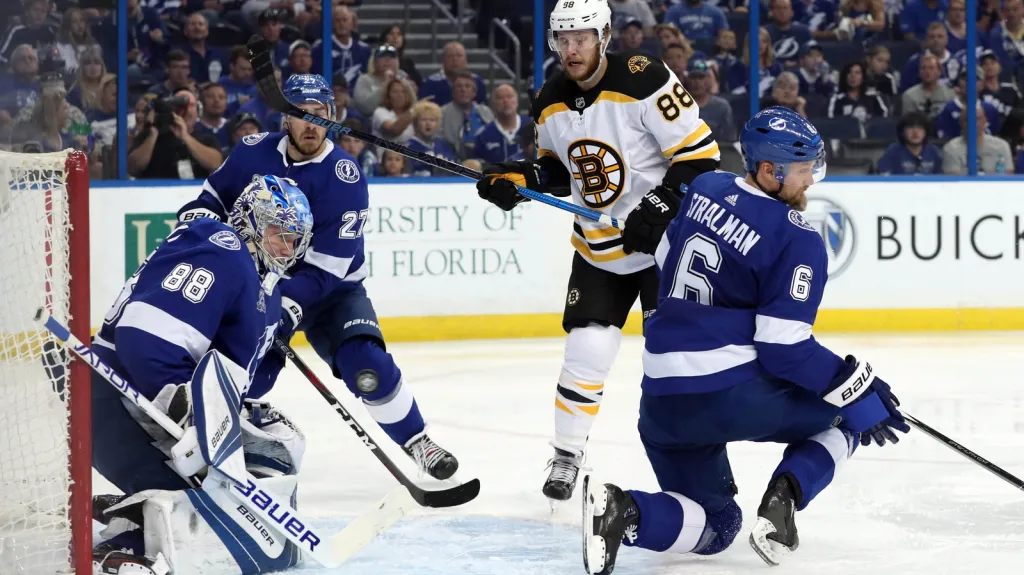 David Pastrňák v utkání s Tampou