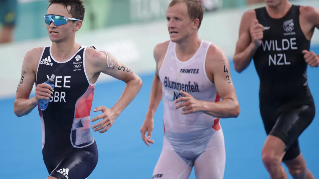 Kristian Blummenfelt si běží pro zlato z olympijského triatlonu