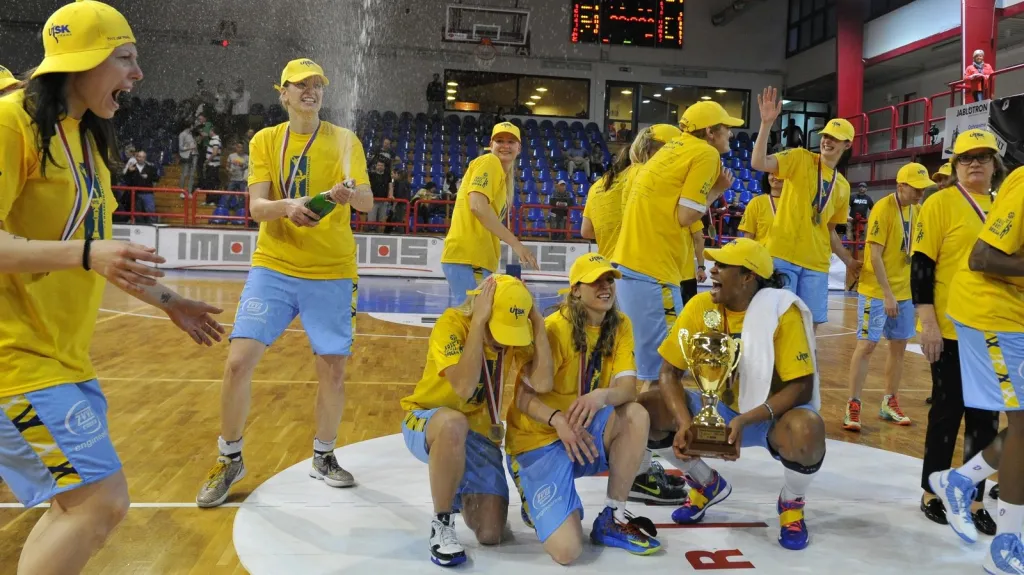 Radující se pražské basketbalistky