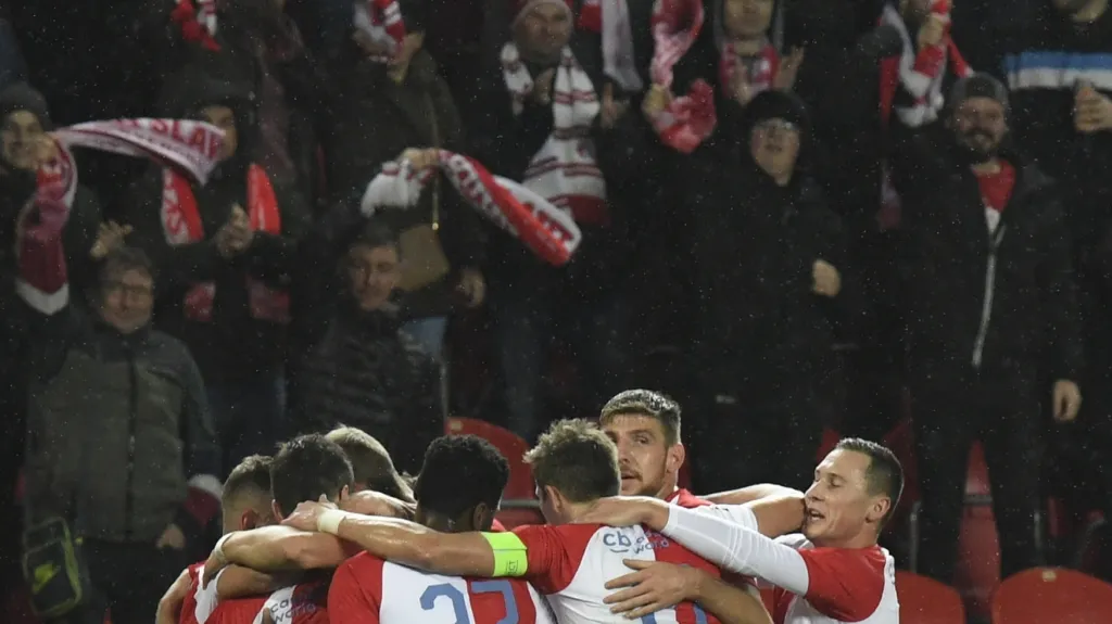 Fotbalisté Slavia Praha se radují z gólu