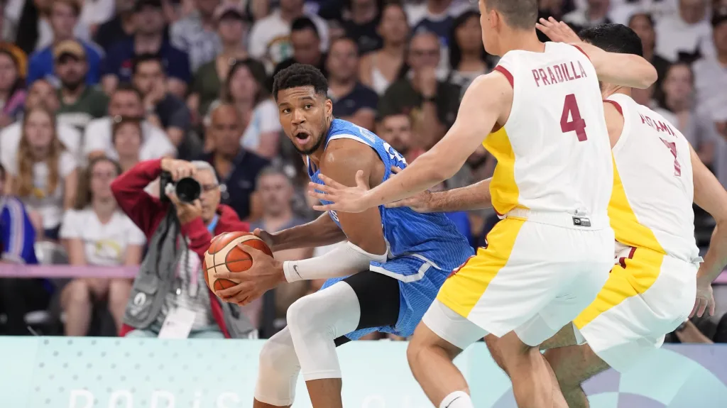 Giannis Antetokounmpo v olympijském utkání Řecka proti Španělsku