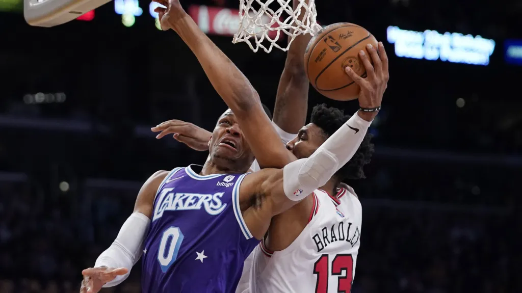  Russell Westbrook (vlevo) v akci