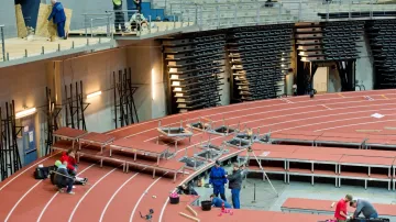 Stavba atletické dráhy v O2 areně