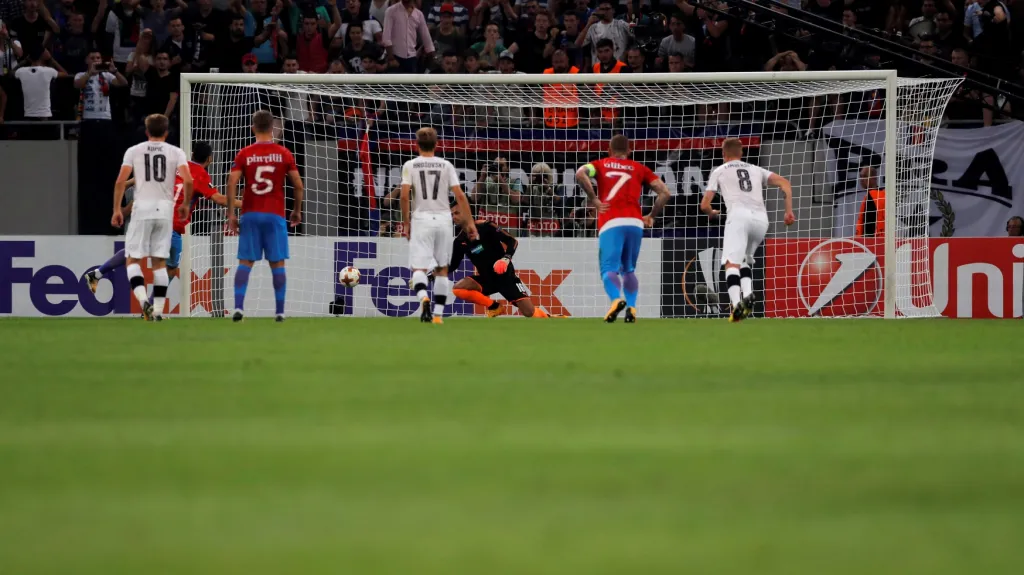 Constantin Budescu z FCSB proměňuje penaltu proti Plzni