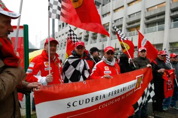 Fanoušci uspořádali před nemocnicí tiché shromáždění