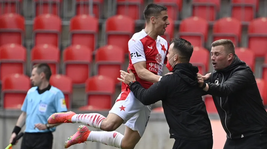Ondřej Lingr ze Slavie se raduje z gólu