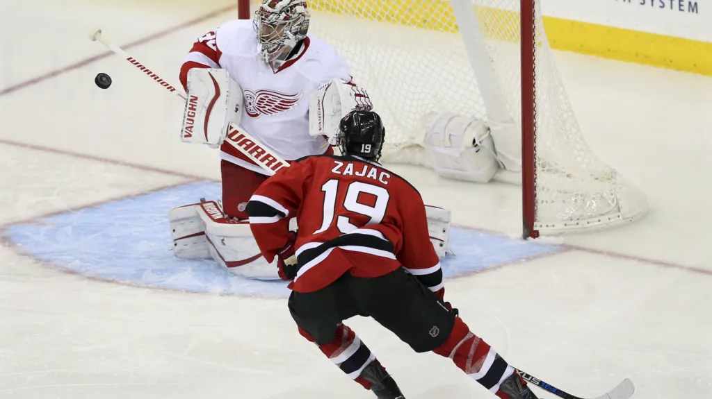 Petr Mrázek v utkání proti New Jersey