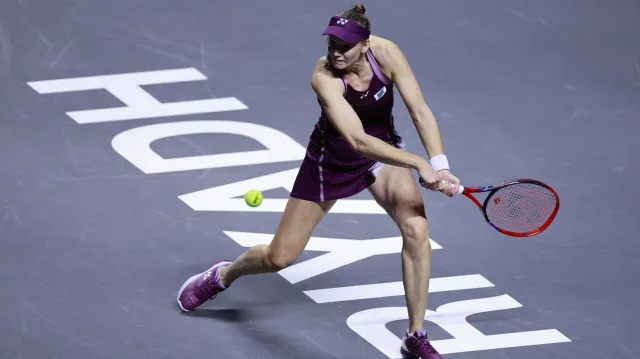 První semifinalistkou dvouhry na Turnaji mistryň je Rybakinová