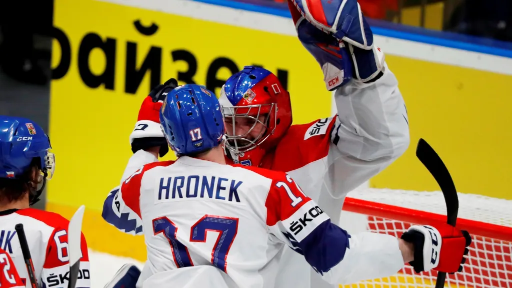 Patrik Bartošák slaví výhru s Filipem Hronkem