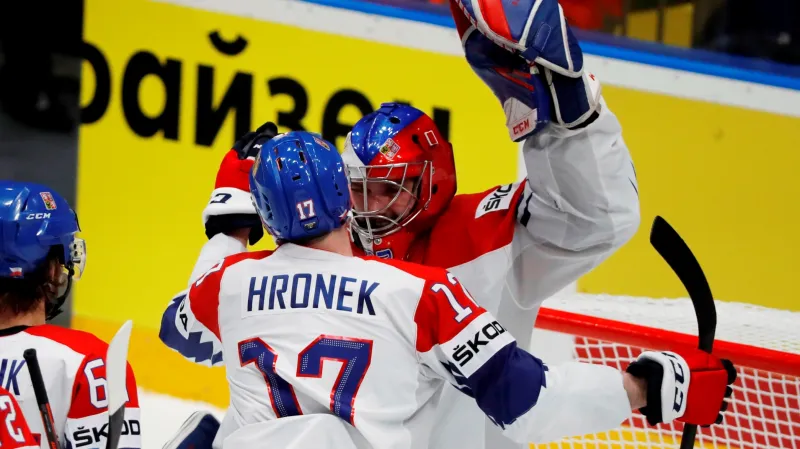 Patrik Bartošák slaví výhru s Filipem Hronkem