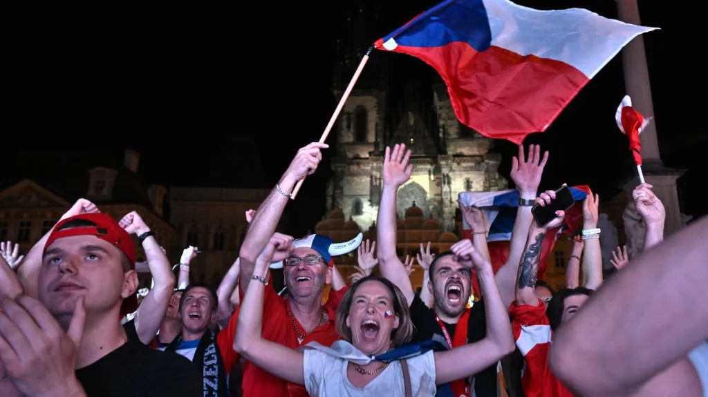 Fanoušci na Staroměstském náměstí