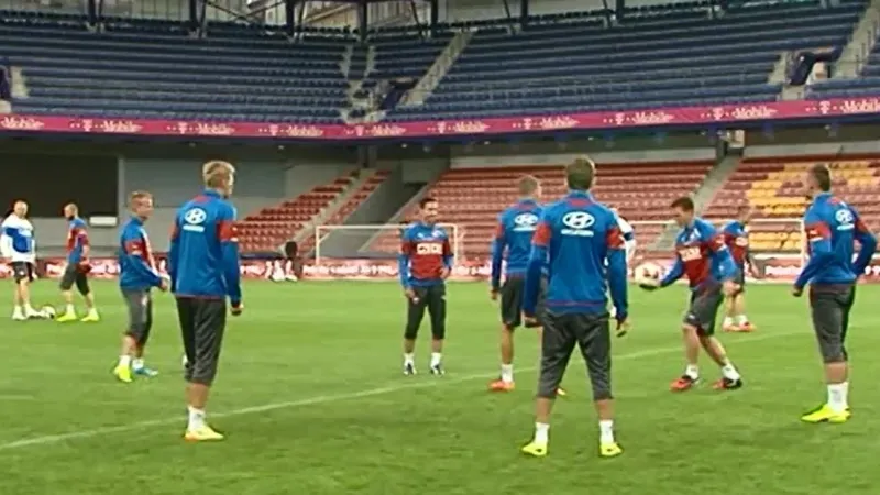 Fotbalisté trénovali před otevřenými tribunami bez Lafaty a Jiráčka