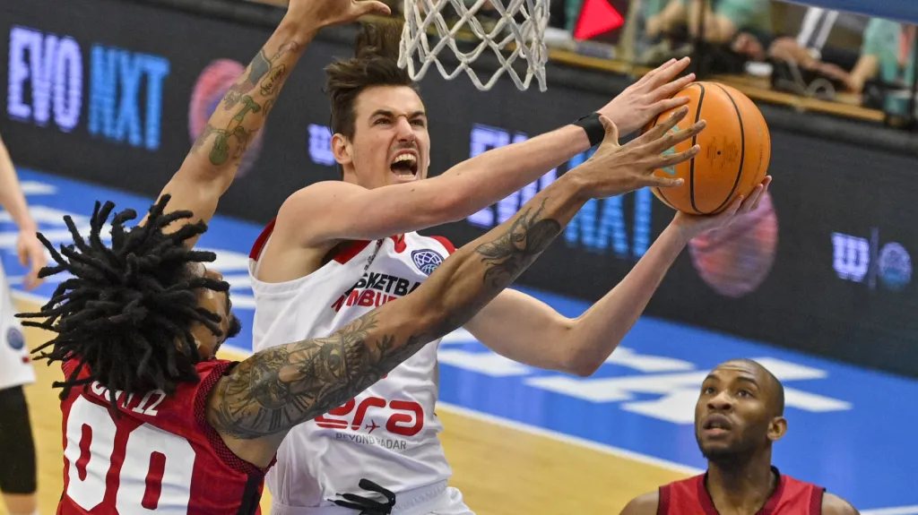 Nymburský křídelník Omar Prewitt v nájezdu do koše