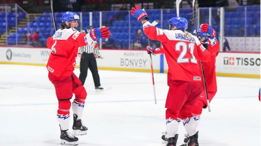 Daniela Pejšová oslavuje se spoluhráčkami rozhodující čtvrtfinálový gól proti Německu