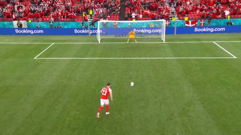 Moment v utkání Dánsko - Finsko: Höjbjerg nedal penaltu (74. min.)