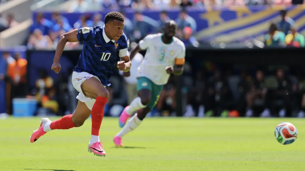 Kylian Mbappé rozeběhnutý proti obraně Senegalu