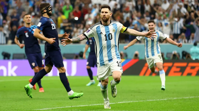Argentinec Lionel Messi se raduje z gólu v utkání s Chorvatskem