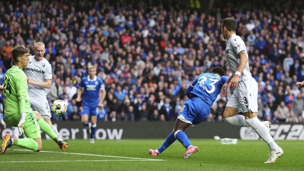 Djeidi Gassama střílí úvodní gól Rangers v zápase s Plzní