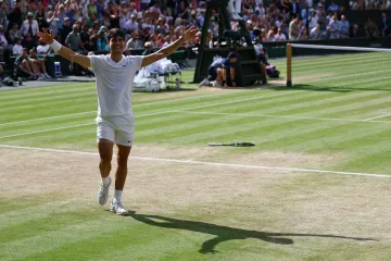 Carlos Alcaraz se raduje z vítězství na Wimbledonu