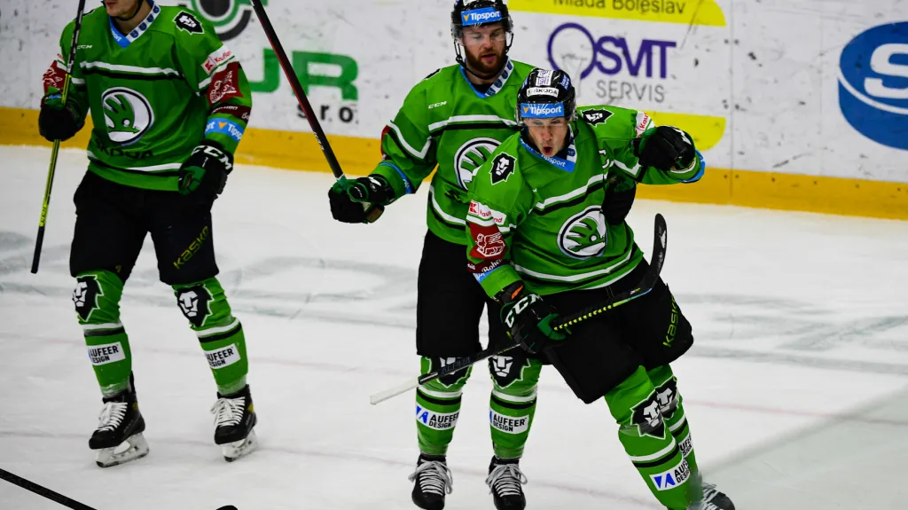 Martin Ševc slaví se spoluhráči z Mladé Boleslavi gól