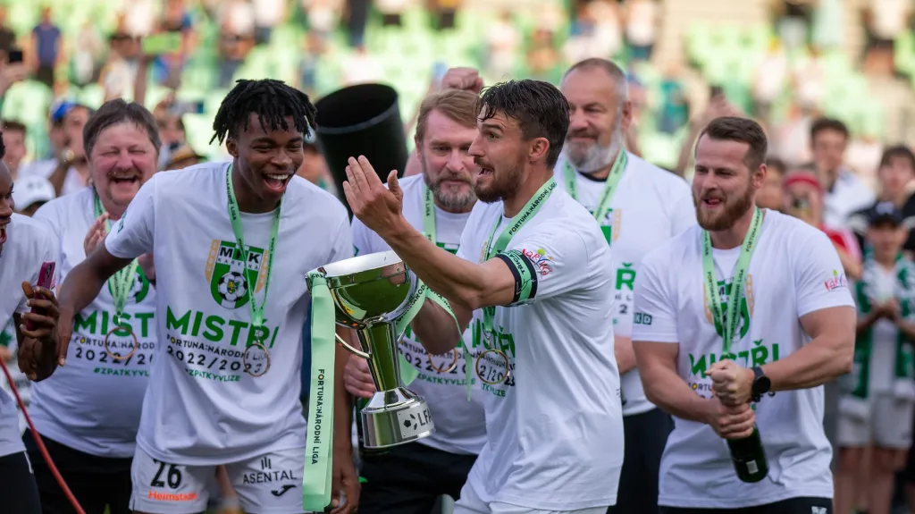 Michal Papadopulos s pohárem pro vítěze druhé ligy